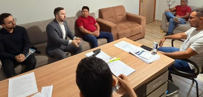 PRESIDENTE DA CÂMARA MUNICIPAL EVERTON ARAÚJO E VEREADORES, REÚNE COM PROMOTOR DE JUSTIÇA DE JACAREACANGA.