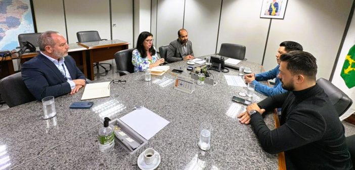 PRESIDENTE DA CÂMARA MUNICIPAL, VER. EVERTON ARAÚJO DA COSTA, PARTICIPA DE REUNIÃO NA SEDE DO INSS EM BRASÍLIA